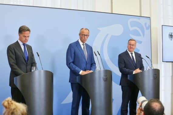 Nato-Generalsekretär lobt Deutschland für steigende Verteidigungsausgaben und Entschlossenheit.