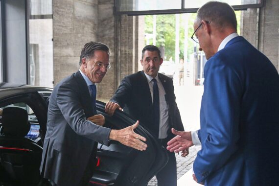 Mark Rutte, Friedrich Merz und Boris Pistorius diskutieren verteidigungspolitische Themen bei Kabinettssitzung.