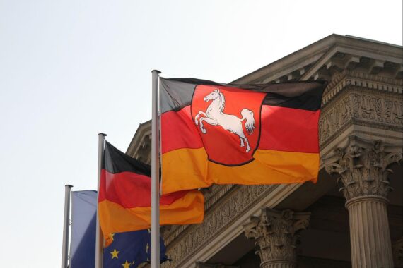 Niedersächsischer Landtag mit Wappen, das Entbürokratisierung in Medien und Bildung symbolisiert.