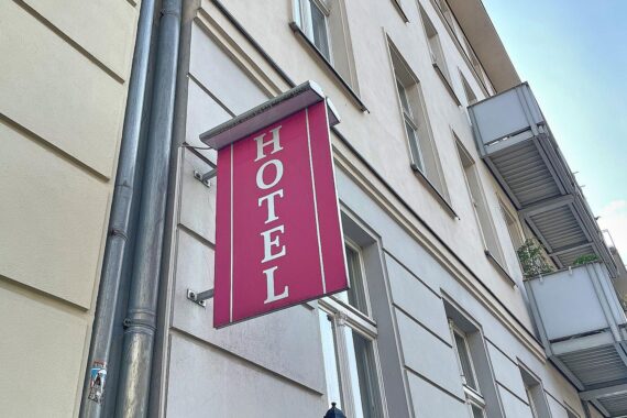 Ein Hotel im Archiv: Touristen in Niedersachsen, Gäste- und Übernachtungszuwächse im Mai.