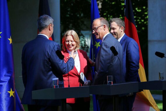 Pressekonferenz der Bundesregierung über Reformpaket, Ökonomen warnen vor übertriebenen Erwartungen.