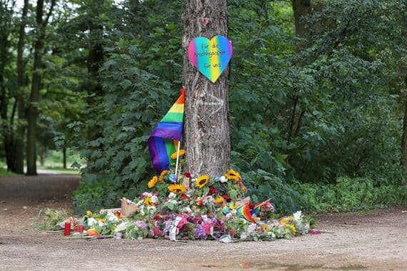 Tatort nach Todesfahrt beim CSD in Berlin, 27.07.2026, mit Einsatzkräften und abgesperrter Straße.