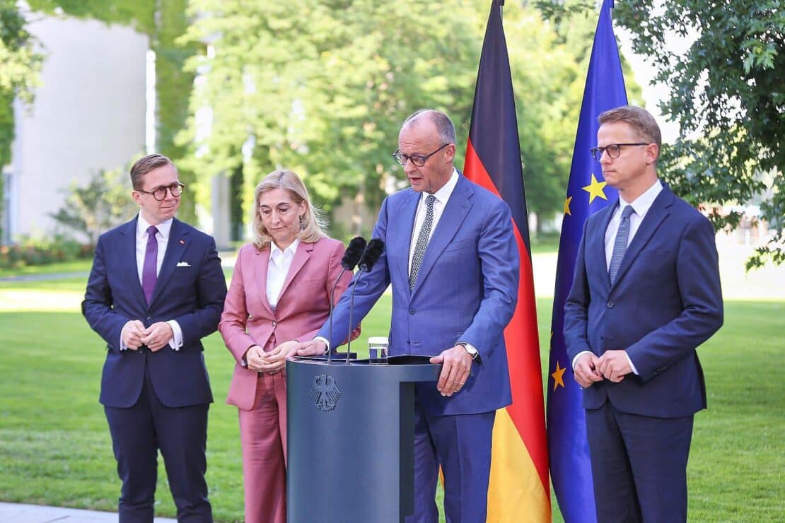 Opposition attackiert Merz für Kabinettsumbau
