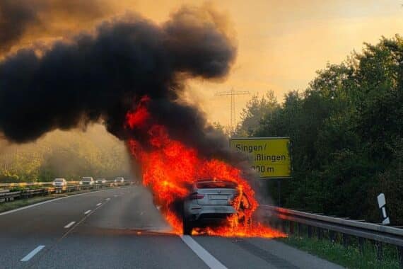 Brennender Diesel-PKW auf der B33 zwischen Radolfzell und Steißlingen, Feuerwehr im Einsatz (Archivbild).