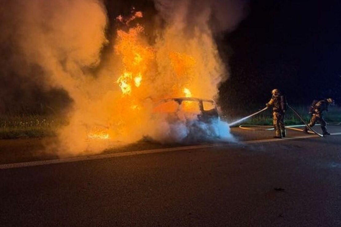 PKW brennt auf der BAB27 bei Hagen vollständig aus