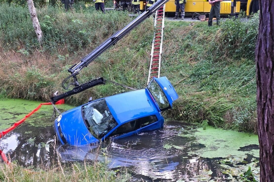 PKW stürzt in den Oste-Hamme-Kanal bei Findorf