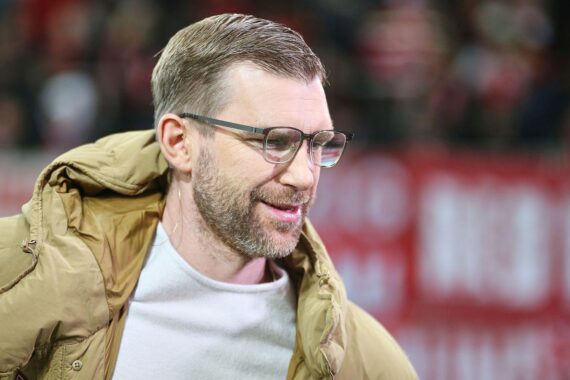 Per Mertesacker im Fußballstadion-Setting; er wird ab 1. Januar 2027 DFB-Geschäftsführer Sport.