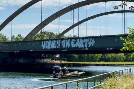 Personenrettung am Dortmund-Ems-Kanal: Feuerwehr, Polizei und Hubschrauber im Einsatz.