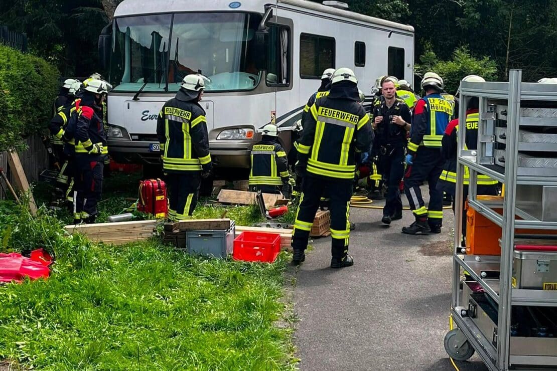 Person unter Wohnmobil in Ense eingeklemmt