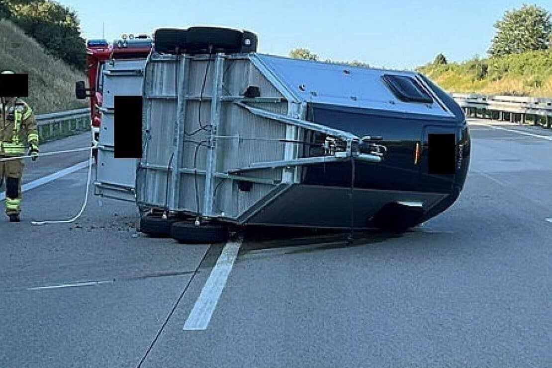 Pferdeanhänger auf A9 bei Bad Lobenstein umgekippt