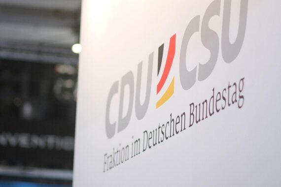 Logo der CDU/CSU-Fraktion im Bundestag: Jens Spahn tritt zurück; Suche nach Nachfolger.