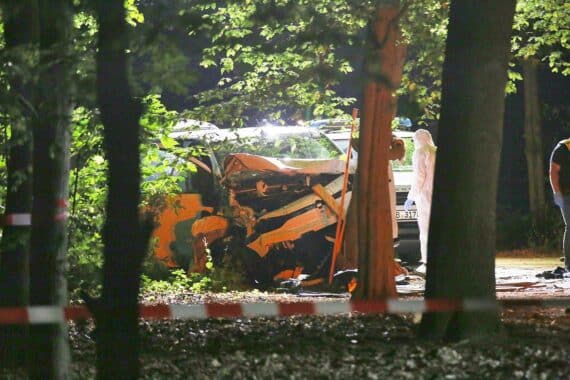 Schwarzer Kleintransporter, der bei CSD in Menschenmenge rast—Polizei fahndet nach Abdul B.