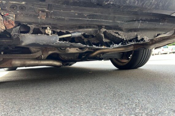 Defektes Auto mit gravierenden Mängeln, kontrolliert von der Polizei in Wuppertal.
