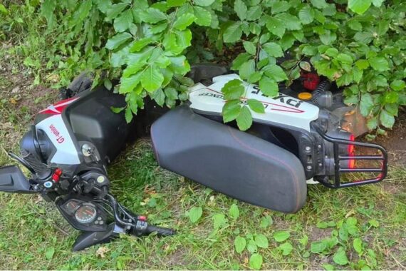 Verlassener Motorroller (Archiv) nach Flucht eines Rollerfahrers bei Verkehrskontrolle in Friedrichroda.