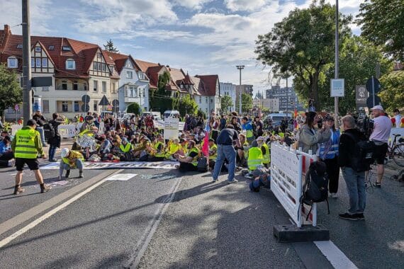 Demonstration gegen AfD-Parteitag, viele Menschen, Polizeiaufgebot, friedlicher Protest, Blockaden.