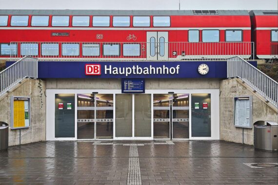 Regionalzug am Bahnhof mit Passanten, Stimmung angespannt, Alkoholverbot wird diskutiert.