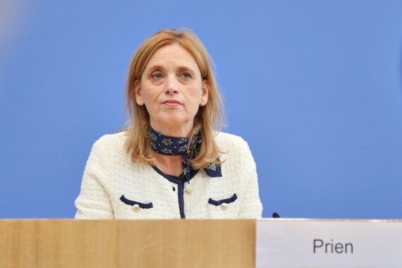 Karin Prien (Archiv) vor Berlin, Thema: Neuausrichtung der Demokratieförderung und „stille Mitte“.