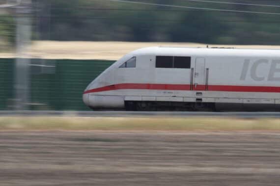 Ein ICE-Zug im Archivfoto, verknüpft mit ERTMS/ETCS-Förderung für modernisierte Züge und Infrastruktur.