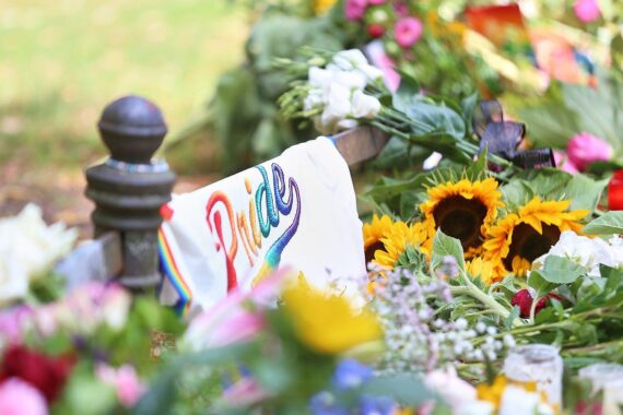 CSD-Tatort in Berlin, Polizeiband und Sicherheitskräfte nach Todesfahrt; Sophie Koch fordert besseren Schutz.