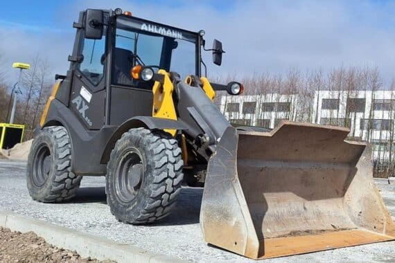 Gelb-schwarzer Radlader (Ahlmann) von Baustelle in Hannover-Bornum gestohlen, Polizei sucht Zeugen.