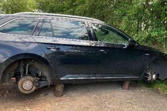 Skoda Superb auf Parkplatz, von unbekannten Tätern abmontierte gestohlene Reifen; Polizei ermittelt (Archivbild).