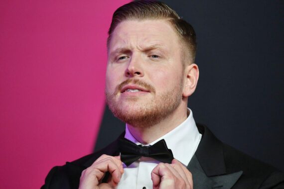 Rapper Finch feiert Platz eins der deutschen Album-Charts mit "Aussenseiter Spitzenreiter".