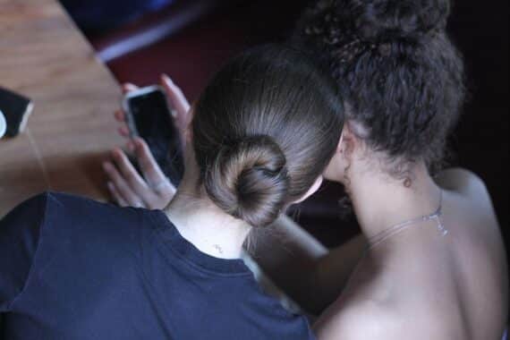 Junge Frauen mit Smartphone vor dem Inkrafttreten des „Rechts auf Reparatur“ in Deutschland.