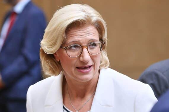 Ministerpräsidentin Anke Rehlinger besucht die Kita „Villa Winzig“, begleitet von Christine Streichert-Clivot.