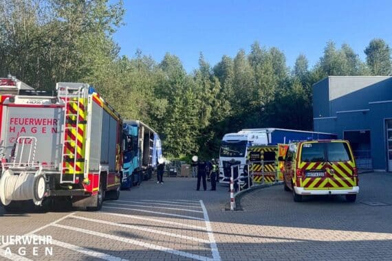 Feuerwehr- und Rettungseinsatz nach Arbeitsunfall: geplatzter Lkw-Reifen verletzt zwei Männer auf Betriebsgelände.