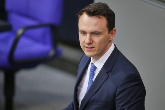 Politiker diskutieren Reformen und fordern weniger ritualisierte Gesetzgebung im Bundestag.