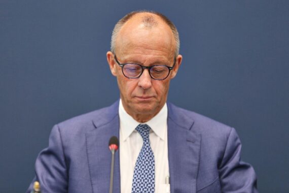Friedrich Merz wird kritisiert; Ricarda Lang wirft ihm Empathielosigkeit gegenüber den Menschen in Deutschland vor.