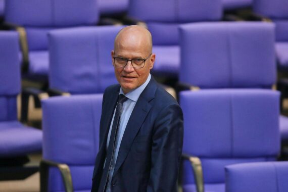 Ralph Brinkhaus (Archivfoto) vor dem Bundestag: Rückrufe für seinen Fraktionsvorsitz.