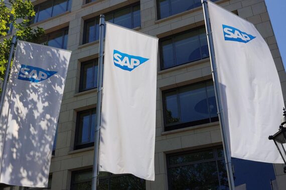 SAP-Logo und KI-Token-Kostenkontrolle: Dominik Asam (Finanzchef) im Archiv-Setting.