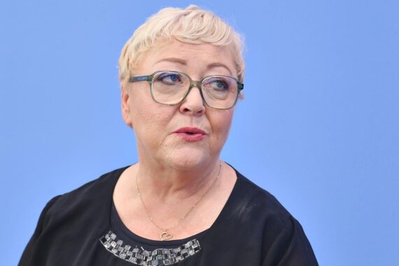 Evelyn Zupke (Archiv) vor Berliner Hintergrund, kritisiert das Singen der DDR-Nationalhymne auf AfD-Veranstaltung.
