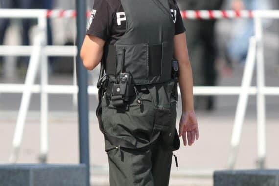Festnahme in Syke: Spezialkräfte sichern bewaffneten Mann im Wohnhaus, Polizei vor Ort (Archivfoto).