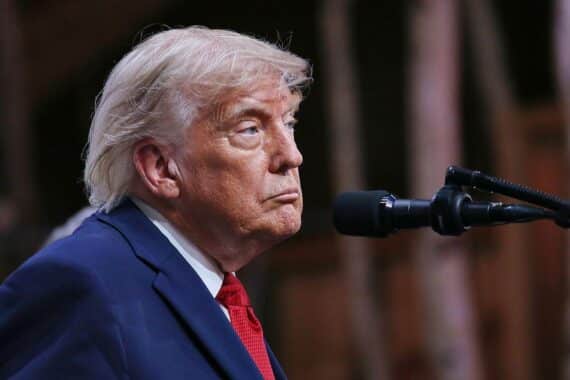 Donald Trump (Archiv) vor dem Hintergrund der Straße von Hormus und möglicher Eskalation im Iran-Konflikt.