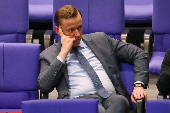 Adis Ahmetović (Archiv) vor Berlin; SPD-Linke fordert Kurskorrektur der Außenpolitik, humanitäre Hilfe sichern.
