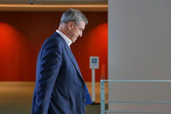 Markus Söder (Archiv) vor bayerischer Kulisse; SPD fordert Amtszeitbegrenzung für Ministerpräsidenten.
