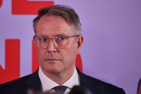 Alexander Schweitzer betont Steuerreform als Chance für Entlastung von Arbeitnehmern und Selbstständigen.