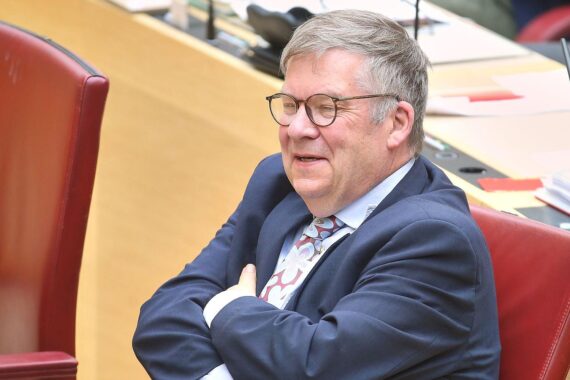 Volkmar Halbleib (Archiv) vor bayerischem Parlament; SPD fordert Auskunft zur Erbschaftssteuer-Verschonungsprüfung.