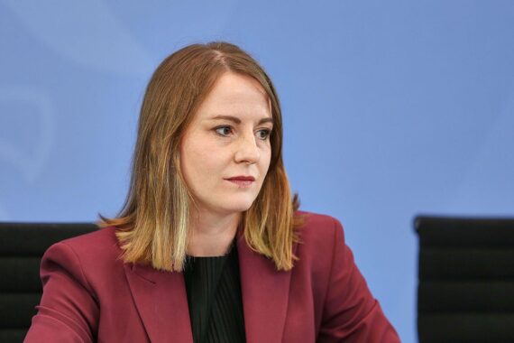Annika Klose diskutiert Rentenreform und Übergangsfristen für abschlagsfreie Frührente.