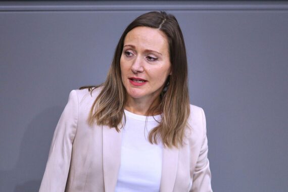 Jasmina Hostert (Archiv) bei Medienauftritt; Kritik an Merz’ geplanter Kürzung des Unterhaltsvorschusses.