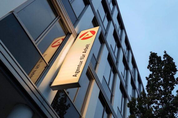 Menschen vor einer Agentur für Arbeit in Chemnitz; Arbeitslosigkeit in Sachsen im Juli saisonbedingt gestiegen (Foto: Archiv).