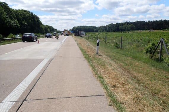 Umgekippter Sattelzug auf der Autobahn 29 bei Sandkrug (Archiv), Kühlanhänger mit Rinderhälften.