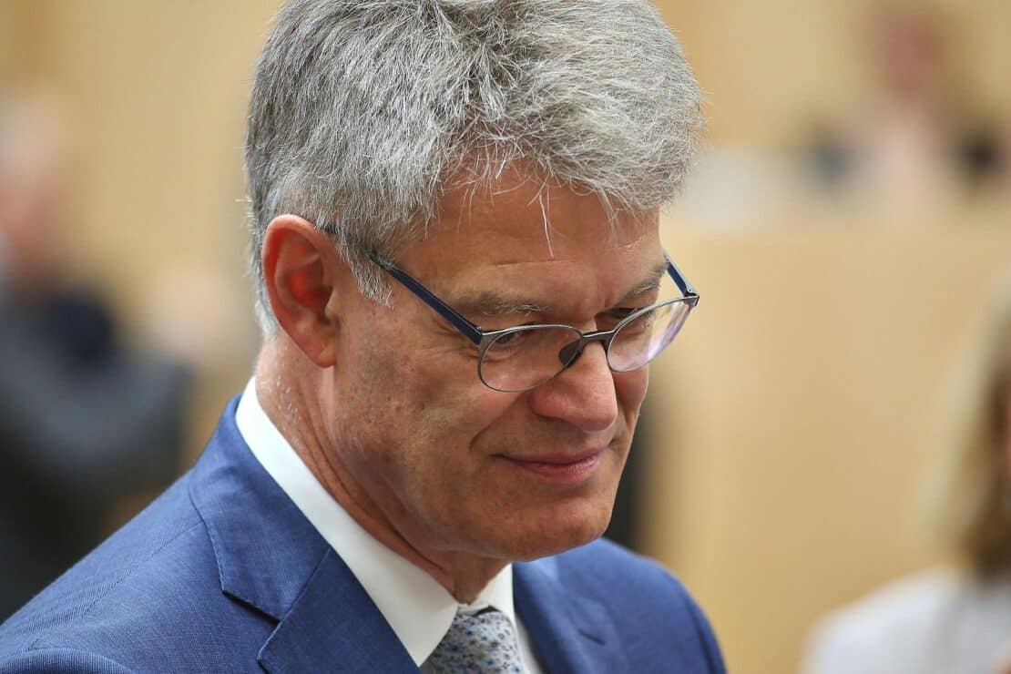 Schnieder erwartet autonome Fahrangebote noch als Minister