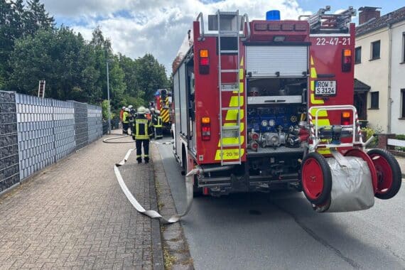 Feuerwehr im Einsatz zur Brandbekämpfung in Sittensen, Räumlichkeiten mit Wärmebildkamera kontrolliert.