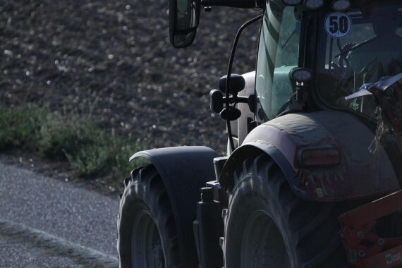 Bäuerin auf Traktor (Archiv), Schweinehaltung und niedrige Ferkelpreise thematisiert.