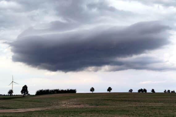 Unwetterwolke über Acker: schwere Gewitter mit möglichem Hagel, Überschwemmungen und stürmischen Schäden in Deutschland.