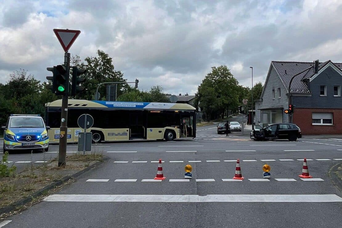 Schwerer Unfall an Kreuzung in Hückeswagen: Auto kollidiert mit Bus