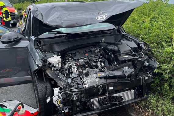 Unfall auf der A 44: beschädigte Hyundai- und Volvo-Fahrzeuge nach Überholmanöver.